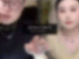 网红直播时被警察带走“国际品牌”全是假的！原价4万多元的奢侈品项链直播间只卖499元；标价近10多万元的手镯直接“砍”到399元…